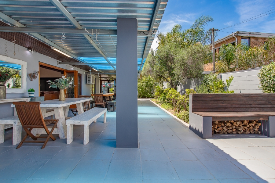 5 Bedroom Property for Sale in Uitsig Western Cape